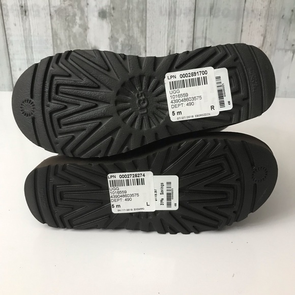 NWOT UGG Classic Short II Leather Retail $220 - Picture 8 of 8